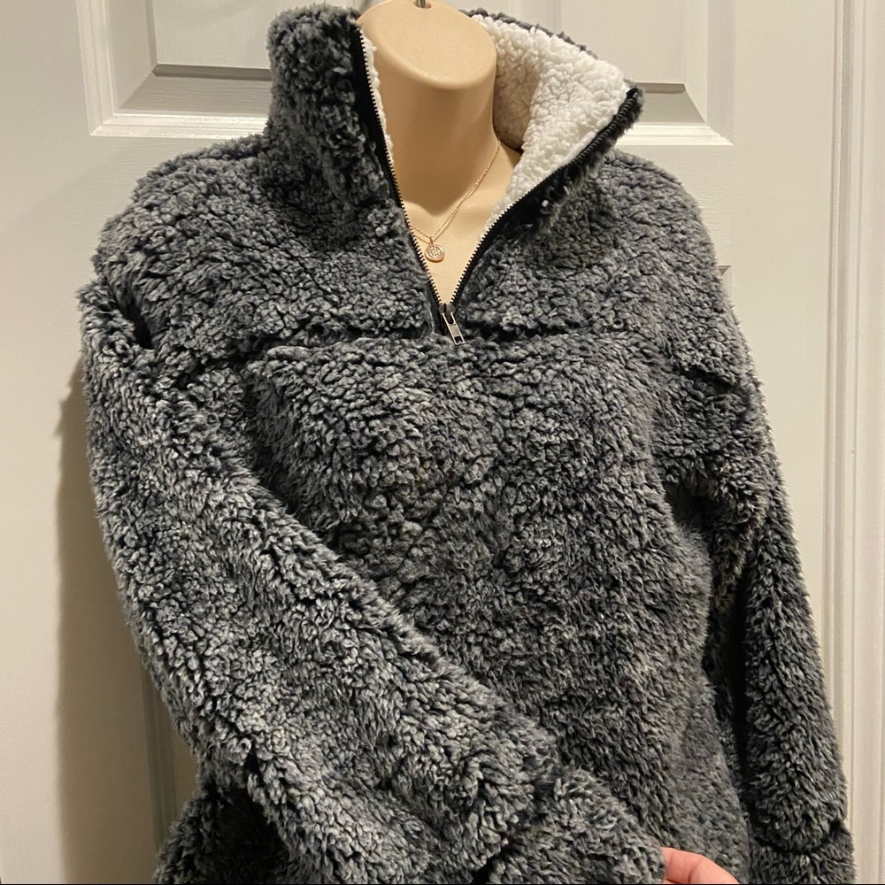 FANTASTIC FAWN Charcoal Sherpa Pullover Small